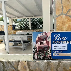Lea With Pool Apartment